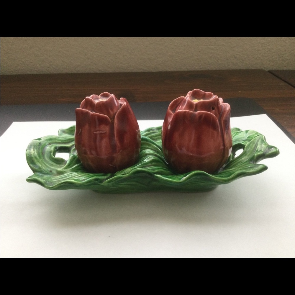 Vintage 1940's Flower Salt & Pepper Shakers with tray.